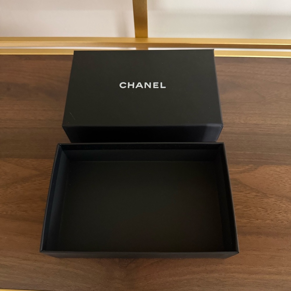 Chanel Small Box with Ribbon - Picture 3 of 5